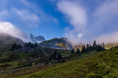 yeşil dağ çayır üzerinde parlak mavi gökyüzü