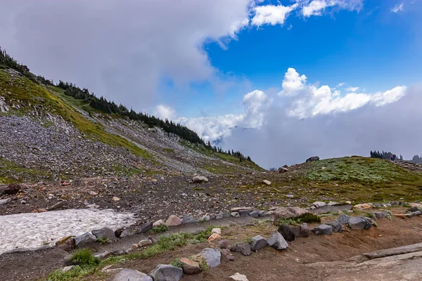 雲や山の素晴らしい景色を大きな岩の鉛並木の散策 — ストック写真