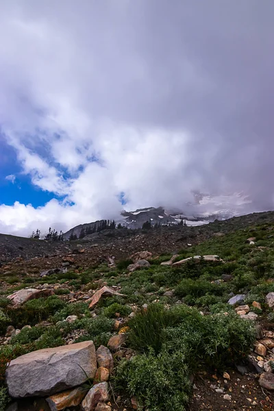 Modré letní skys a mraky kolem mountain view — Stock fotografie