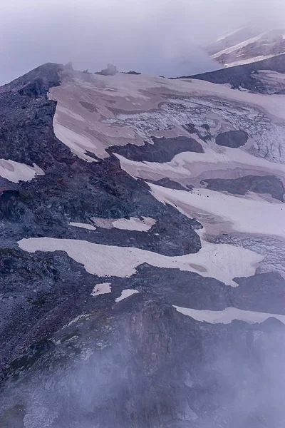 Layers of mountain stone and glaciers near skyline trail — Stock Photo, Image