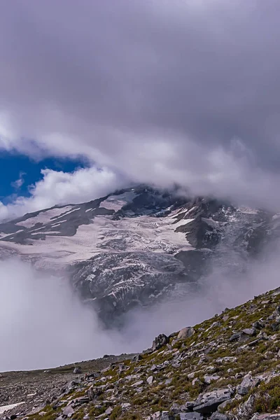 Θέα στο βουνό και παγετώνα τομέα το καλοκαίρι με πέτρες — Φωτογραφία Αρχείου
