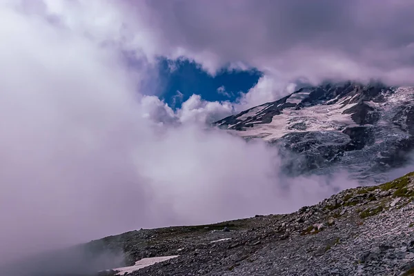 Late middag wolken boven de mening van de berg van de hoge hoogte — Stockfoto