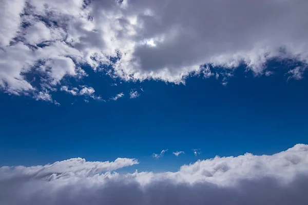 Пушистые белые облака и яркое голубое небо — стоковое фото
