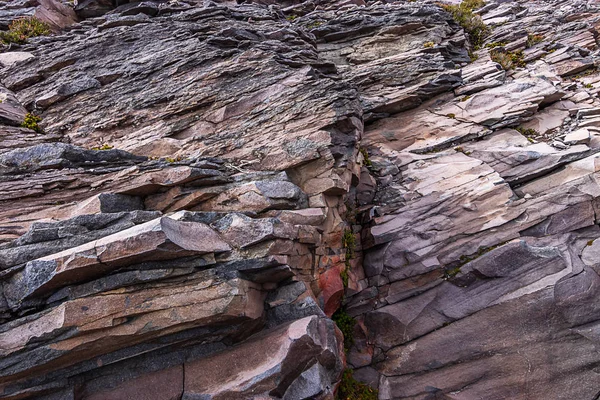 Textura de la pared de roca dentada marrón y gris — Foto de Stock