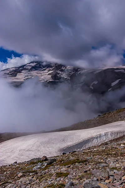 Biały śnieg i chmury nad niebieski niebo i góry — Zdjęcie stockowe