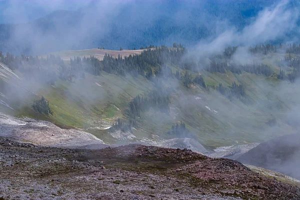 Nubes que pasan en lo alto de una montaña — Foto de Stock