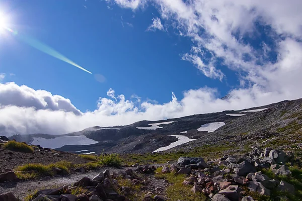 Cielo azul brillante sobre un paisaje de alta montaña — Foto de Stock
