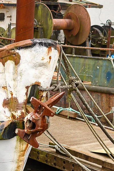 Idade pintado barco de pesca detalhes com cordas e ferrugem — Fotografia de Stock