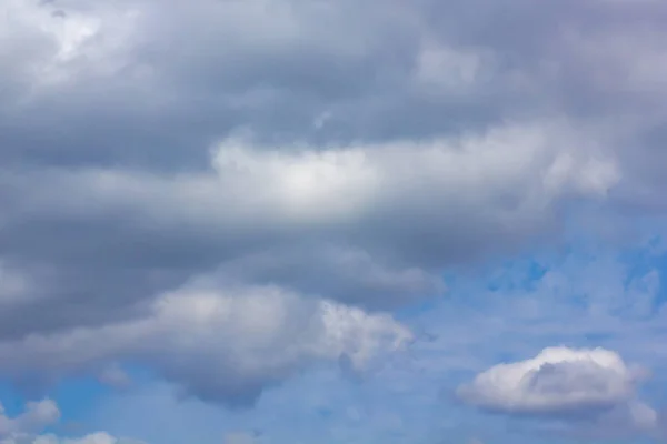 Летние голубые небеса, скрытые облаками — стоковое фото