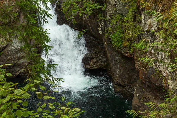 Basis des kleinen blauen Wasserfalls im Sommer — Stockfoto