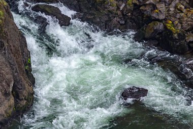 mavi ve beyaz köpük su ve bir şelale tabanında karmaşası