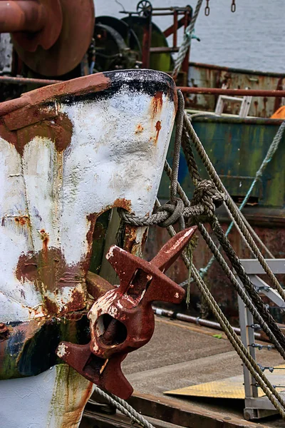 Ancher de barco de pesca com lascar tinta e ferrugem — Fotografia de Stock