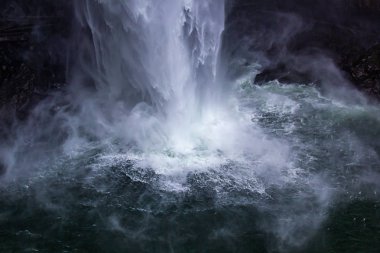 Bloom beyaz sis ve snoqualmie falls sayısı havuzu olarak sprey