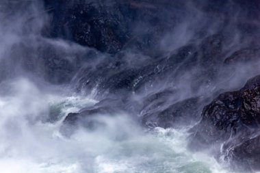 sis ve sis şelale soyut şekillerde uçar