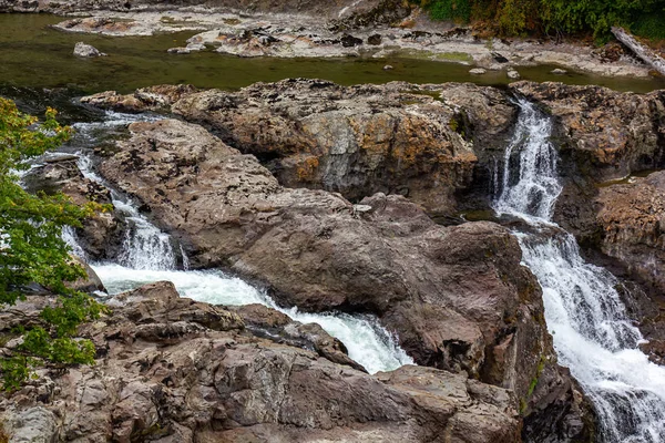 Snoqualmie rivier waterflow over stenen — Stockfoto
