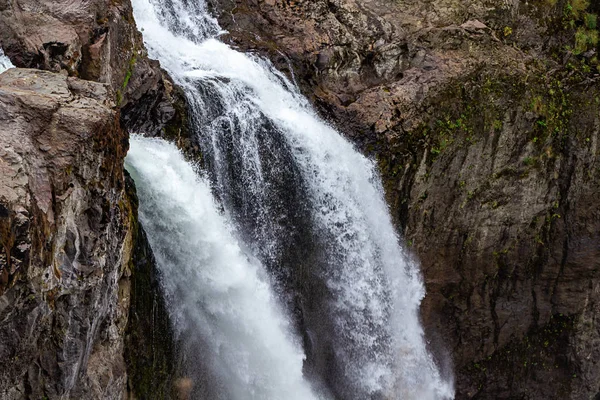 Wasserfall überwindet Felswand in Snoqualmie — Stockfoto