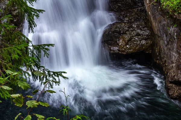 Glatte Langzeitbelichtung der Pools unter dem Wasserfall mit weißer Gischt — Stockfoto