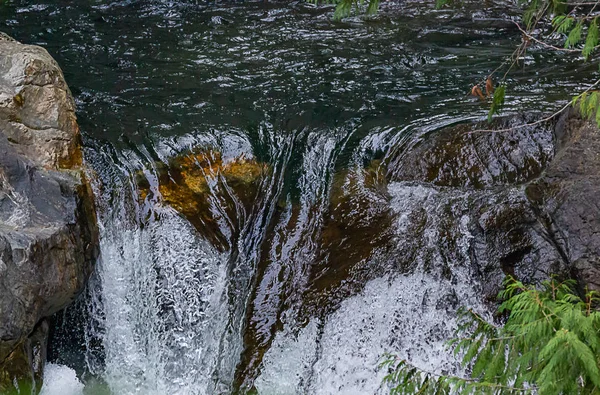 Glänzende Details des klaren Wassers, das über Felsen und Felsen rast — Stockfoto