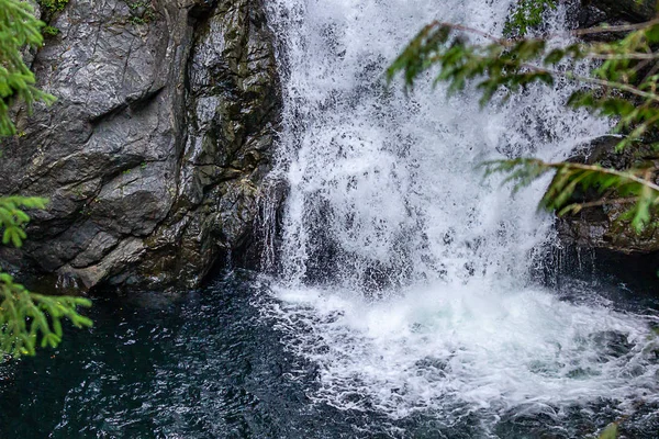 Kühler blauer Waldpool mit schnell und weiß strömendem Wasser — Stockfoto