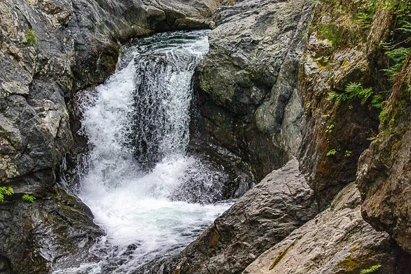 Basamaklı su taş boş erozyon oluşturur. — Stok fotoğraf