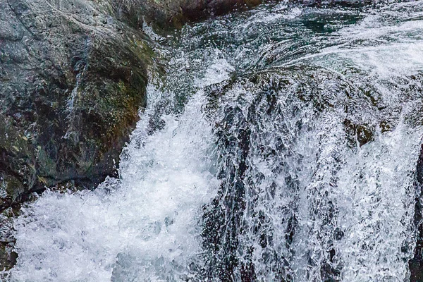 Wirbelndes Tauchen und fallendes Wasser über hartes Felsbett — Stockfoto