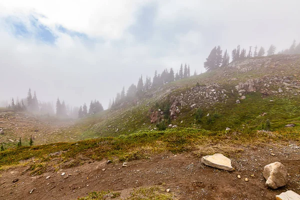 霧に覆われた過酷な山の荒野 — ストック写真