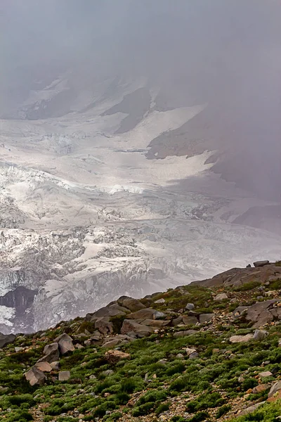 Vertical shot of harsh stony landscape leading to glacier fields — Stock Photo, Image