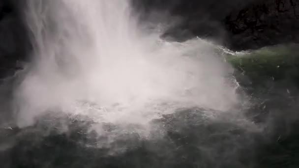 Біла Вода Падає Рветься Біля Основи Водоспаду — стокове відео