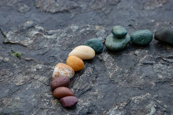 Remolino de rocas de colores sobre losa de piedra — Foto de Stock