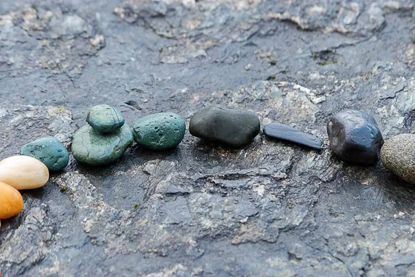 Coloridas rocas de colores relajantes en losa de piedra — Foto de Stock