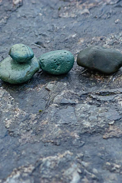 Dalle de pierre avec des roches vertes et noires — Photo