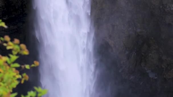 Pannen neer snoqualmie falls in nazomer zon — Stockvideo