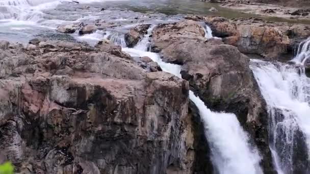 Après-midi ensoleillé à snoqualmie tombe panoramique vers le bas de l'eau — Video