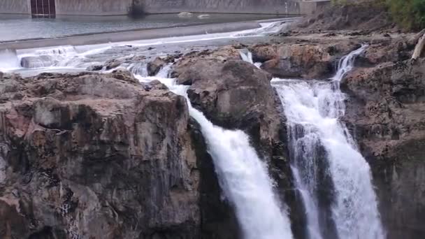 Водопад и водопад на каменистой вершине — стоковое видео