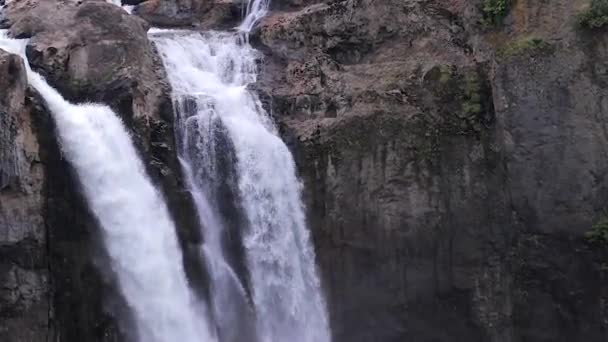 Grote hoeveelheid wit water omvallen snoqualmie vallen — Stockvideo