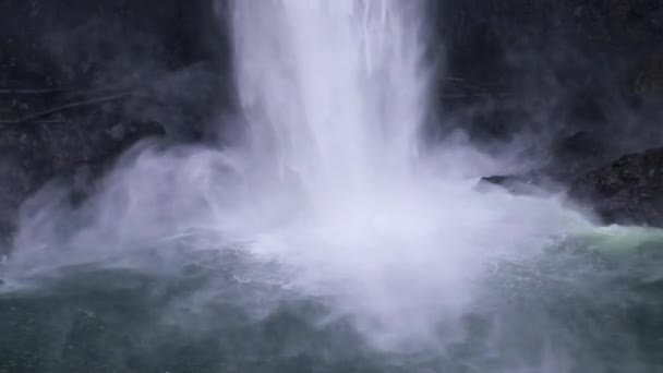 Slow motion waterfall down rock wall to blue pool below — Stok Video