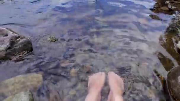 Panning de las mujeres pies cansados a río natural — Vídeo de stock