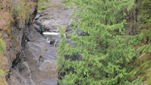 Múltiples capas de cascadas corren por la ladera de la montaña — Vídeo de stock