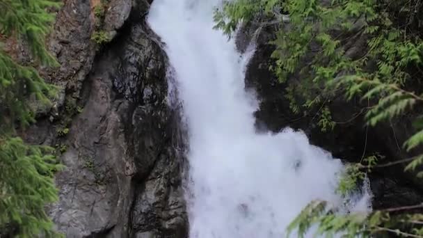 Pared de roca oscura profunda con salpicaduras de cascada sobre ella — Vídeo de stock