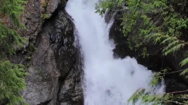 Paroi rocheuse sombre profonde avec éclaboussures de cascade dessus — Video