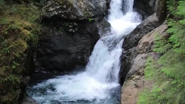 Slow motion pan of waterfalls and rocky pools — Stock Video
