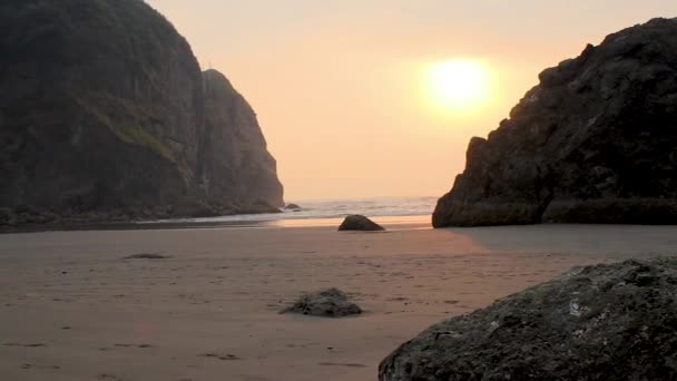 Vlakke strand bij zonsondergang — Stockvideo