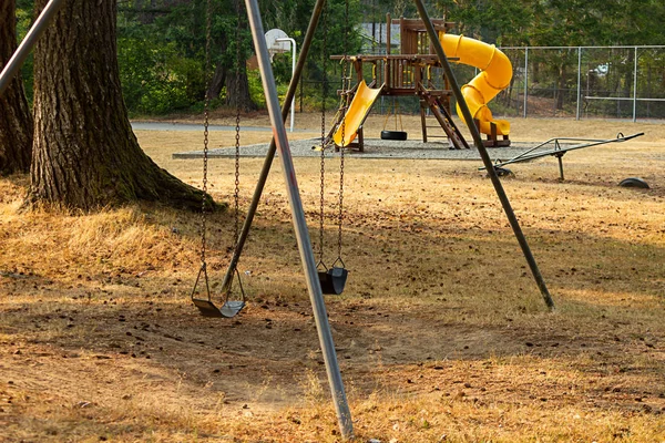 Altmodischer Spielplatz im Spätsommertag — Stockfoto