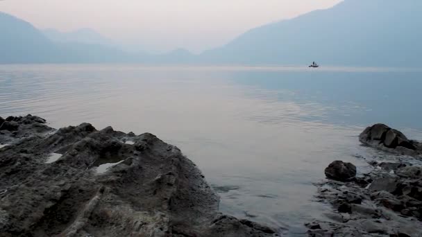Ταχύπλοο σκάφος που κινείται σε μια λίμνη — Αρχείο Βίντεο
