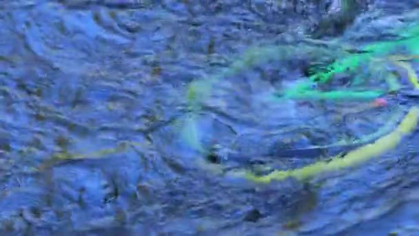 de l'eau claire et propre coulant sur le pneu d'un vélo abandonné en été 