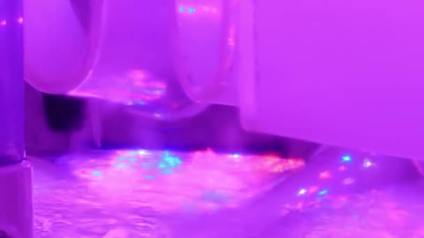 Rosa blå och lila lampor på vatten och maskiner göra abstrakt — Stockvideo