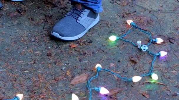 Ciąg kolorowe świąteczne światełka wokół buty — Wideo stockowe