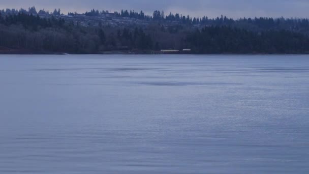 bateau à moteur éloigné se déplaçant hors cadre 