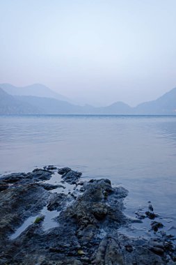 dikey parlayan alacakaranlık akşam bir dağ Gölü