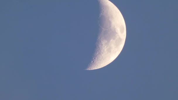 Detalles sobre la Luna en el cielo en la tarde de invierno en el cielo azul claro — Vídeo de stock